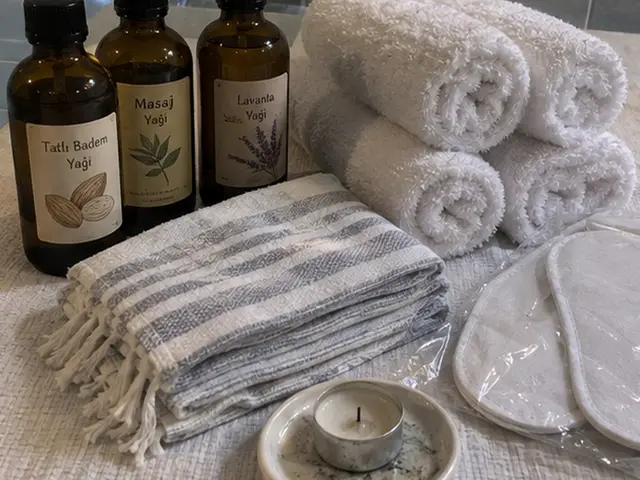 Tatlı badem ve lavanta yağı, havlular, peştemal ve mum — Florya, Masaj Salonun