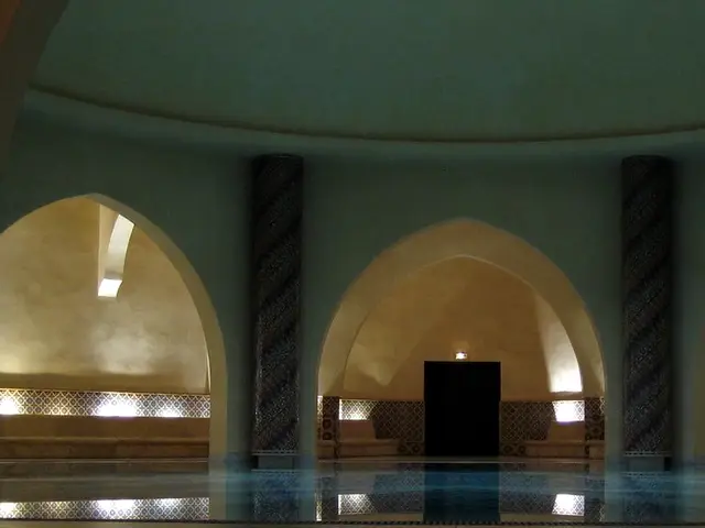 Kemerli nişleri ve havuzuyla loş hamam salonu — Florya, Masaj Salonun