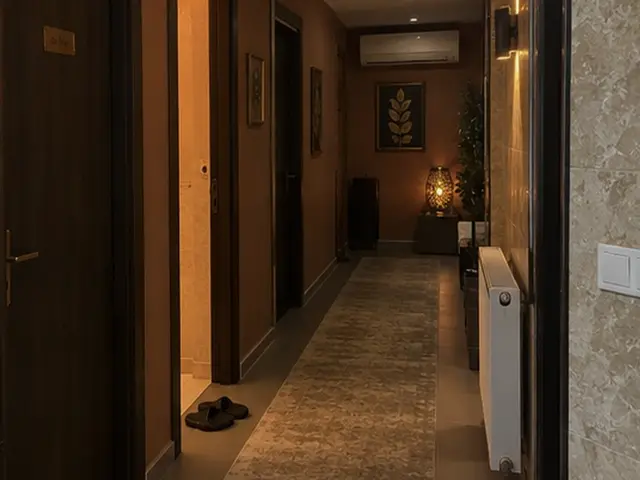 Havlu rafı ve terlikleriyle salon koridoru — Florya, Masaj Salonun